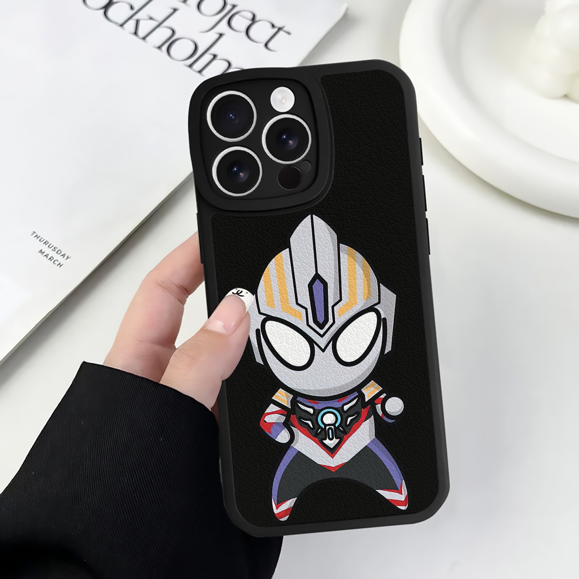 （画像用） ウルトラマン Ultraman 【iPhone 16シリーズ対応】シリコンスマホケース（レザー調） 材質：シリコン